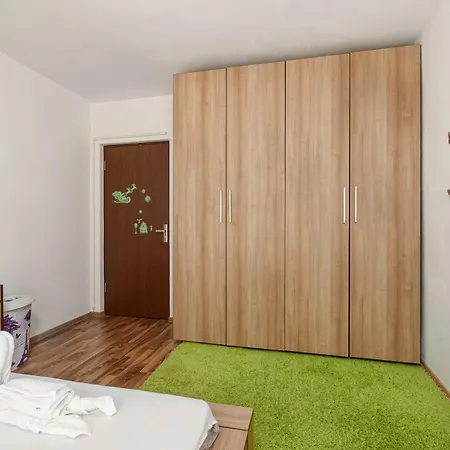 Stone Gate #2 Apartment *