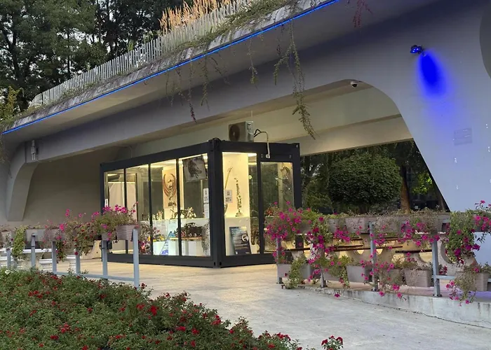 Stone Gate #2 Boekarest